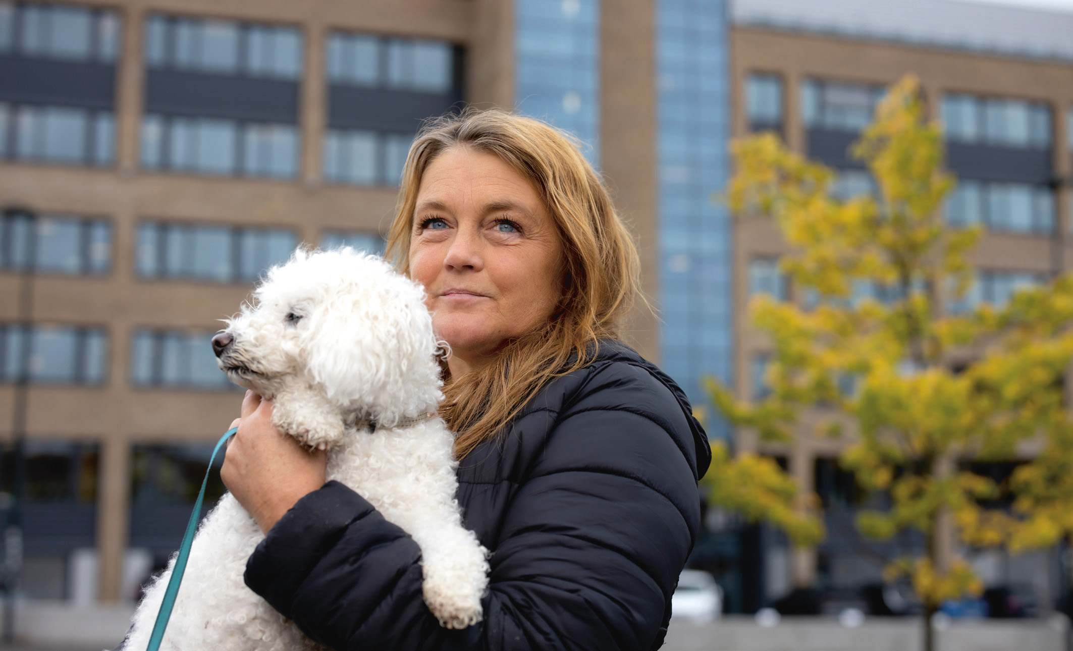 Portrett Karianne Viken avbildet med hund. Foto.