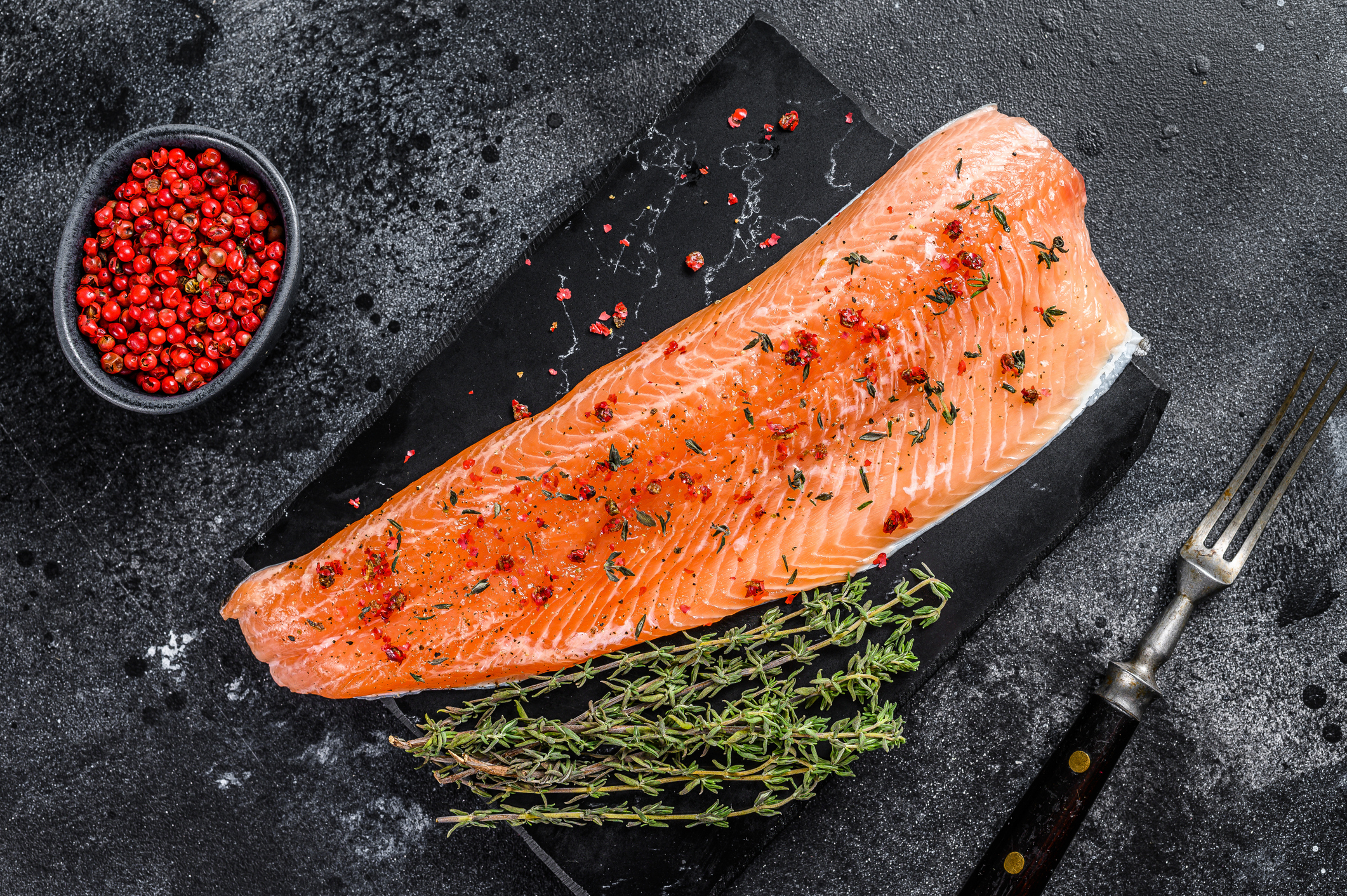 Et stykke ørret med urter på en fjøl