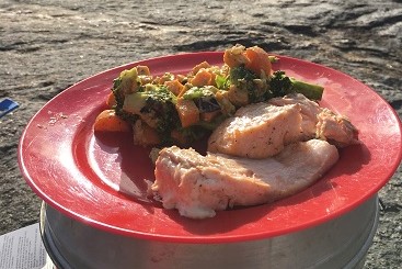 Laks og pestomarinerte grønnsaker