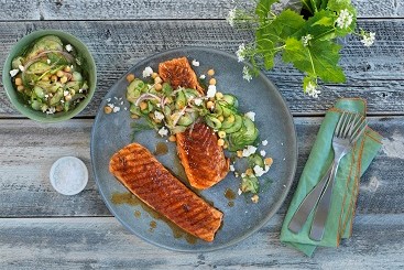 Grillet laks med agurksalat