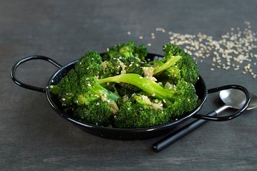 Brokkoli med hvitløk og sesam