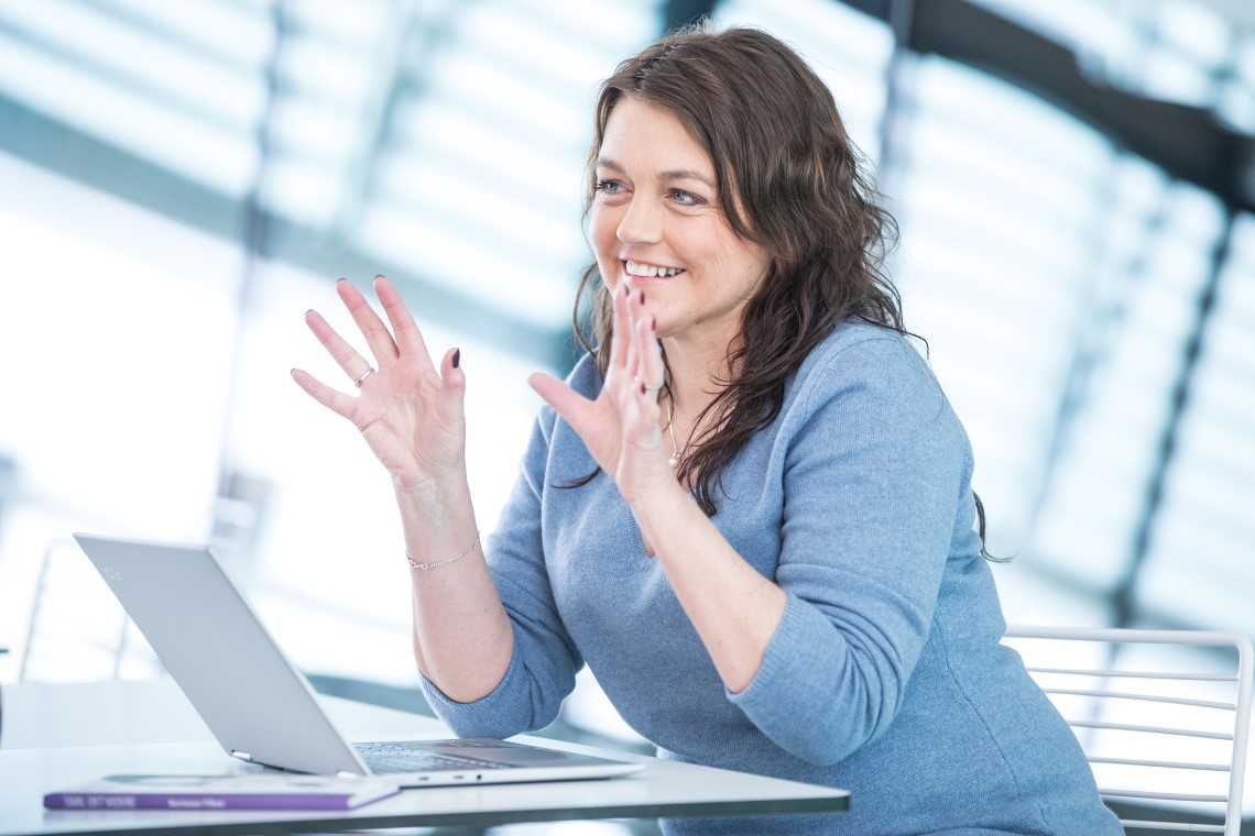 Closeup av en smilende Karianne Viken som holder foredrag