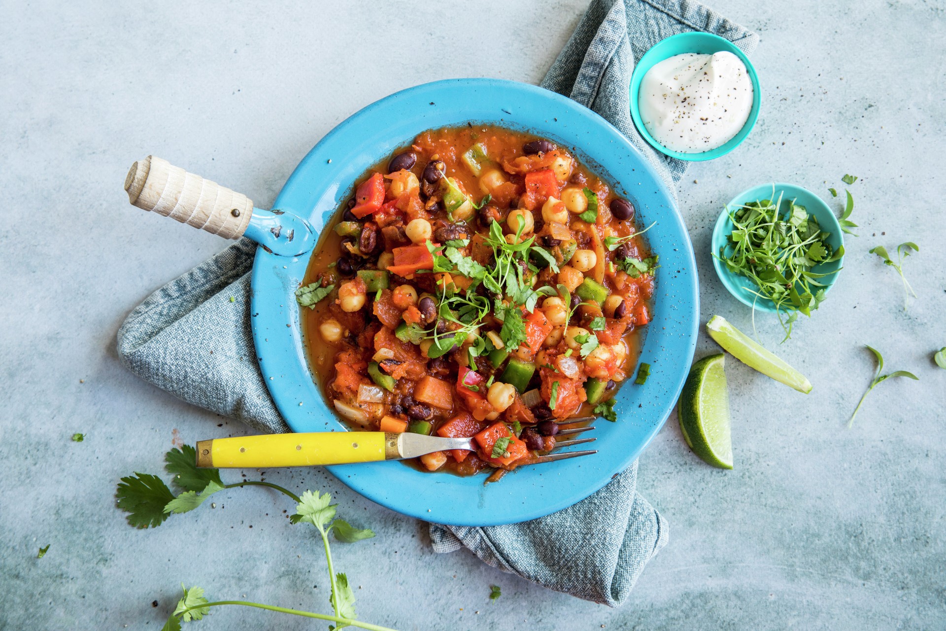 En blå skål med smakfull vegetarchili. Foto.