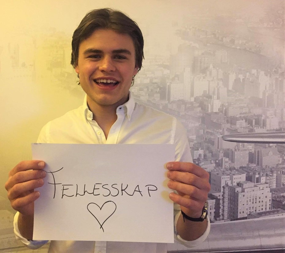 Gutt med plakat hvor det står fellesskap